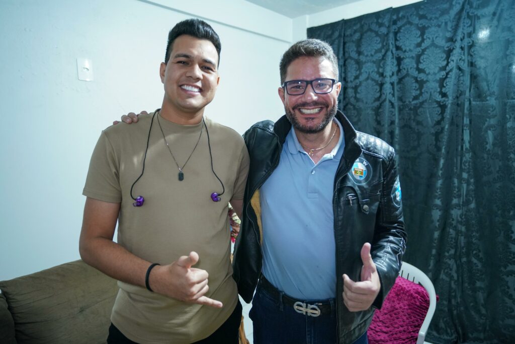 Governador Gladson Cameli e cantor Vitor Fernandes minutos antes do show iniciar. Foto: Josciney Bastos/ Secom