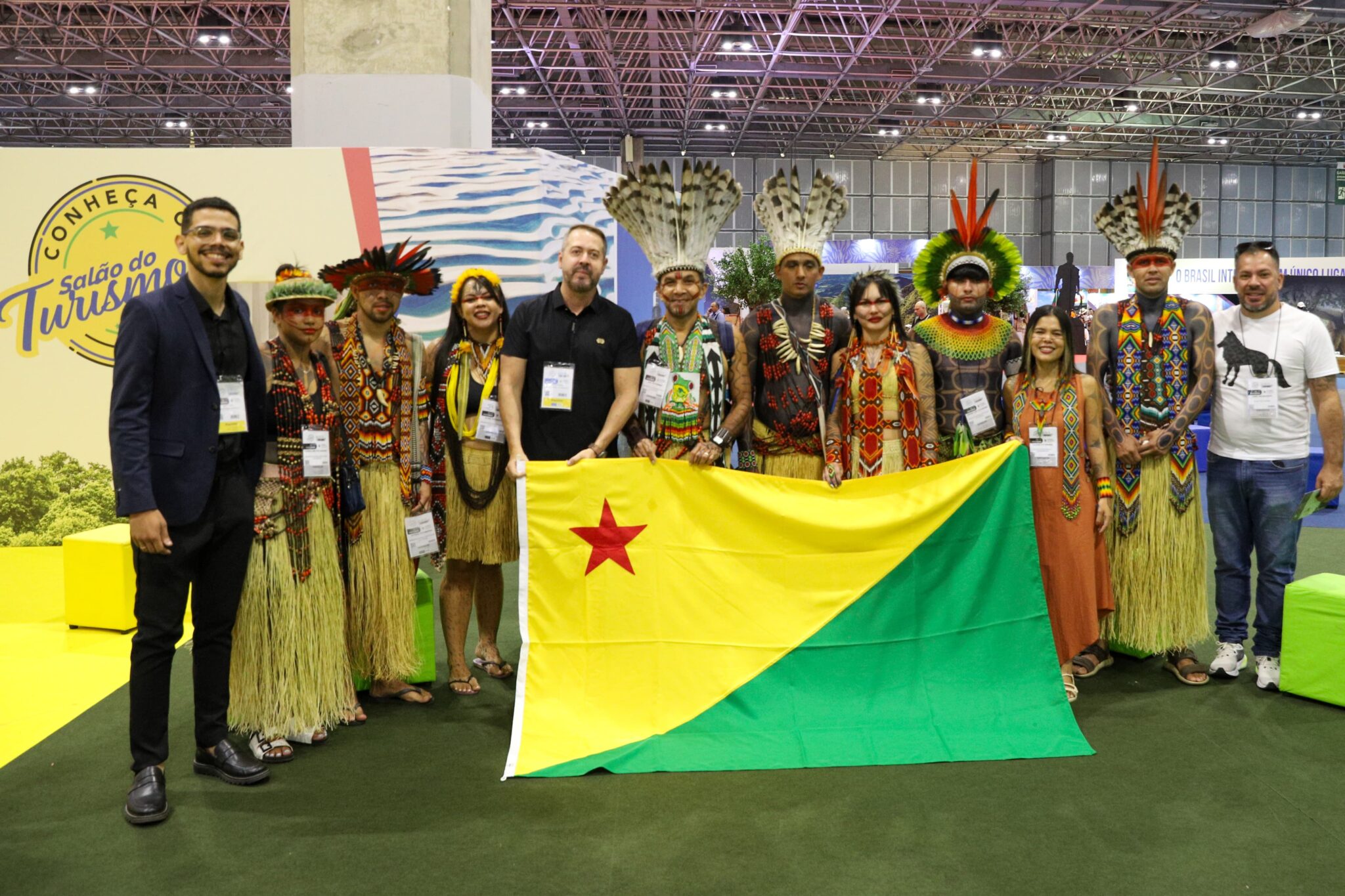 Representantes do Povo Puyanawa, secretário Marcelo Messias (de camiseta preta) e Jackson Viana, diretor de turismo interino da Sete, Jackson Viana (à esquerda). Foto: Marcos Vicentti/Secom