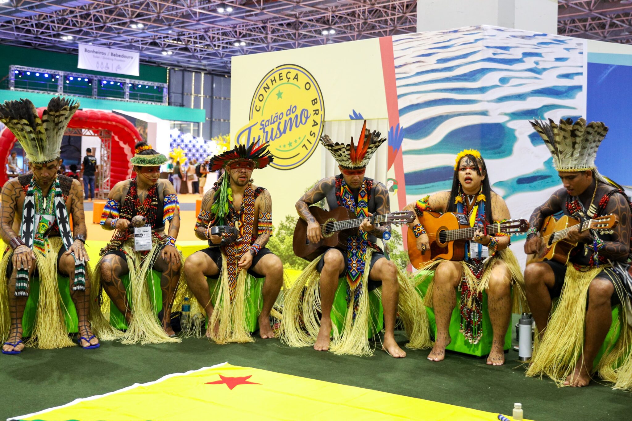 Representantes do povo Puyanawa cantam canções tradicionais no Salão do Turismo, no Rio de Janeiro. Foto: Marcos Vicentti/Secom