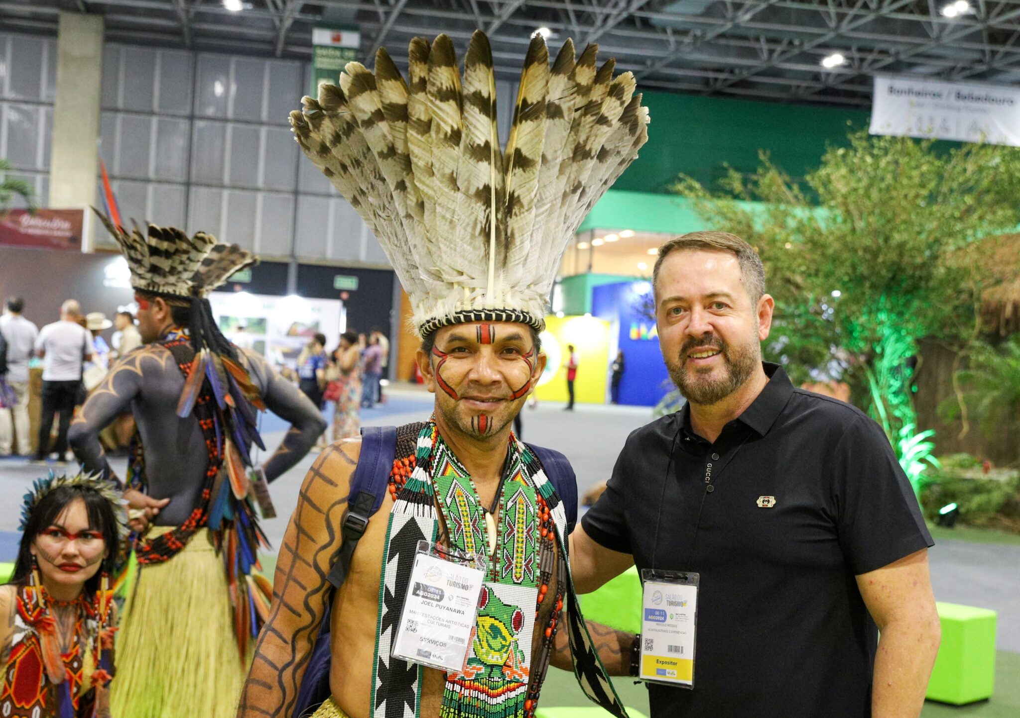 Cacique Joel Puyanawa e o secretário de Estado de Turismo e Empreendedorismo, Marcelo Messias. Foto: Marcos Vicentti/Secom