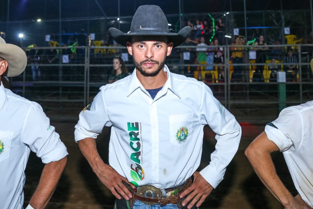 Peão Alex Souza já foi campeão do rodeio na Expoacre 2019. Foto: Marcos Santos/Secom
