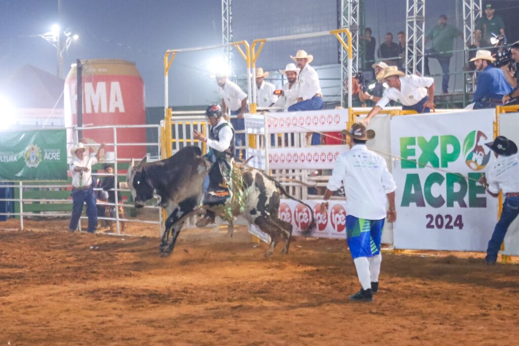 Dos 35 peões que participaram da primeira noite de rodeio, foram classificados os 25 melhores para a segunda noite. Foto: Marcos Santos/Secom