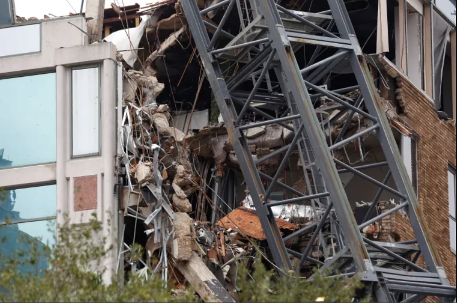 Furacão Milton faz guindaste virar e causa estragos em St. Petersburg, na Flórida