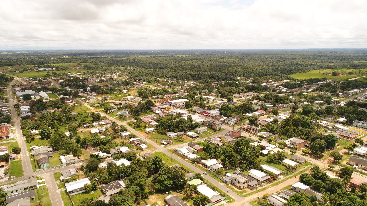 Vista do centro da cidade, especificamente da Rua Tarauacá (a esquerda) e da Rua Feijó (a direita), ao fundo localiza-se o bairro São Francisco | Foto: Assessoria de Comunicação da Prefeitura Municipal de Rodrigues Alves-Acre.