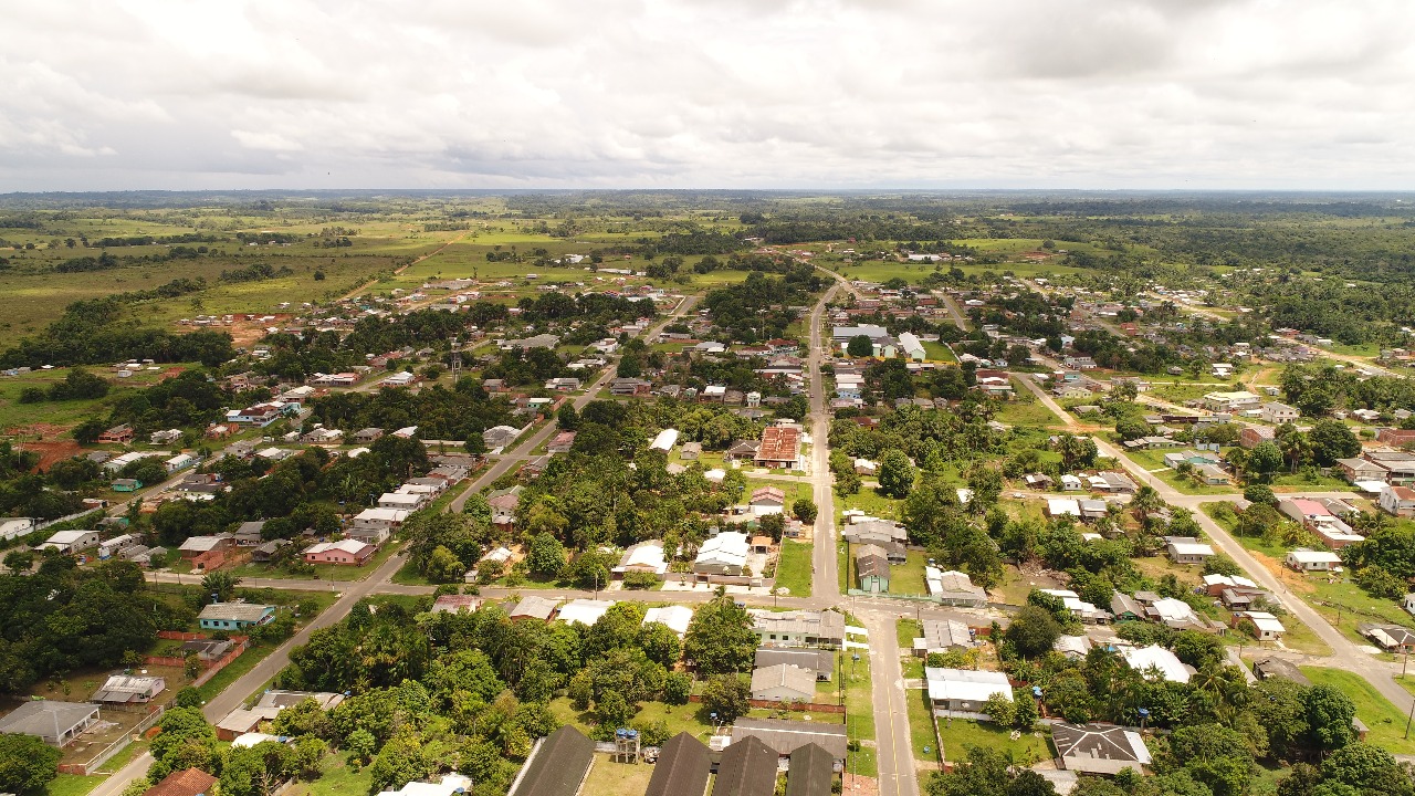 Vista da Rua Juruá (a esquerda), da Rua Tarauacá (ao Meio) e da Rua Feijó (a direita) | Foto: Assessoria de Comunicação da Prefeitura Municipal de Rodrigues Alves-Acre.