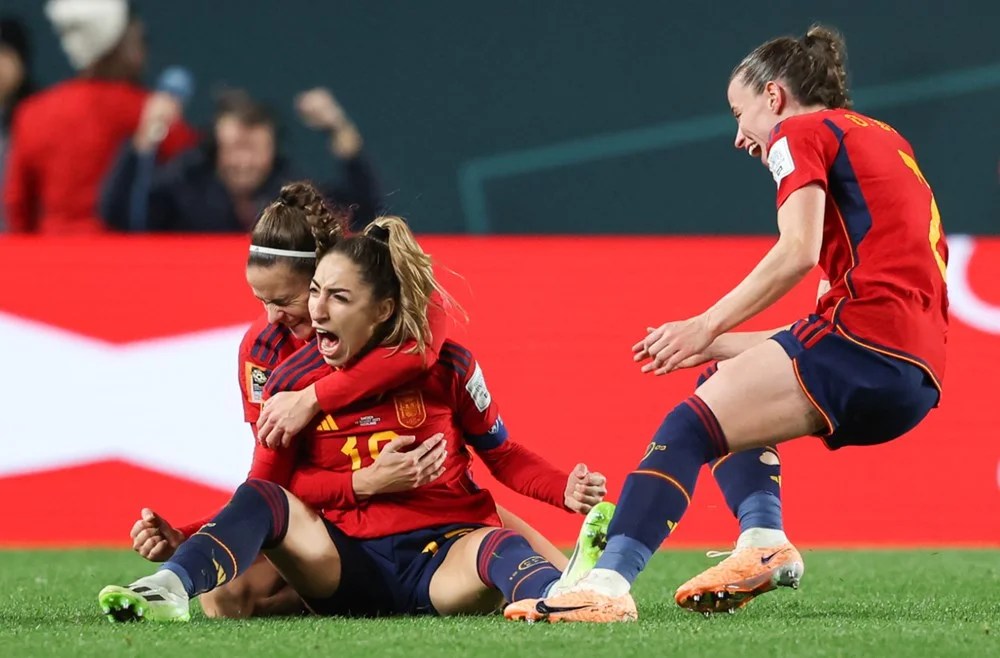 Jogadoras da Espanha comemoram gol e classificação