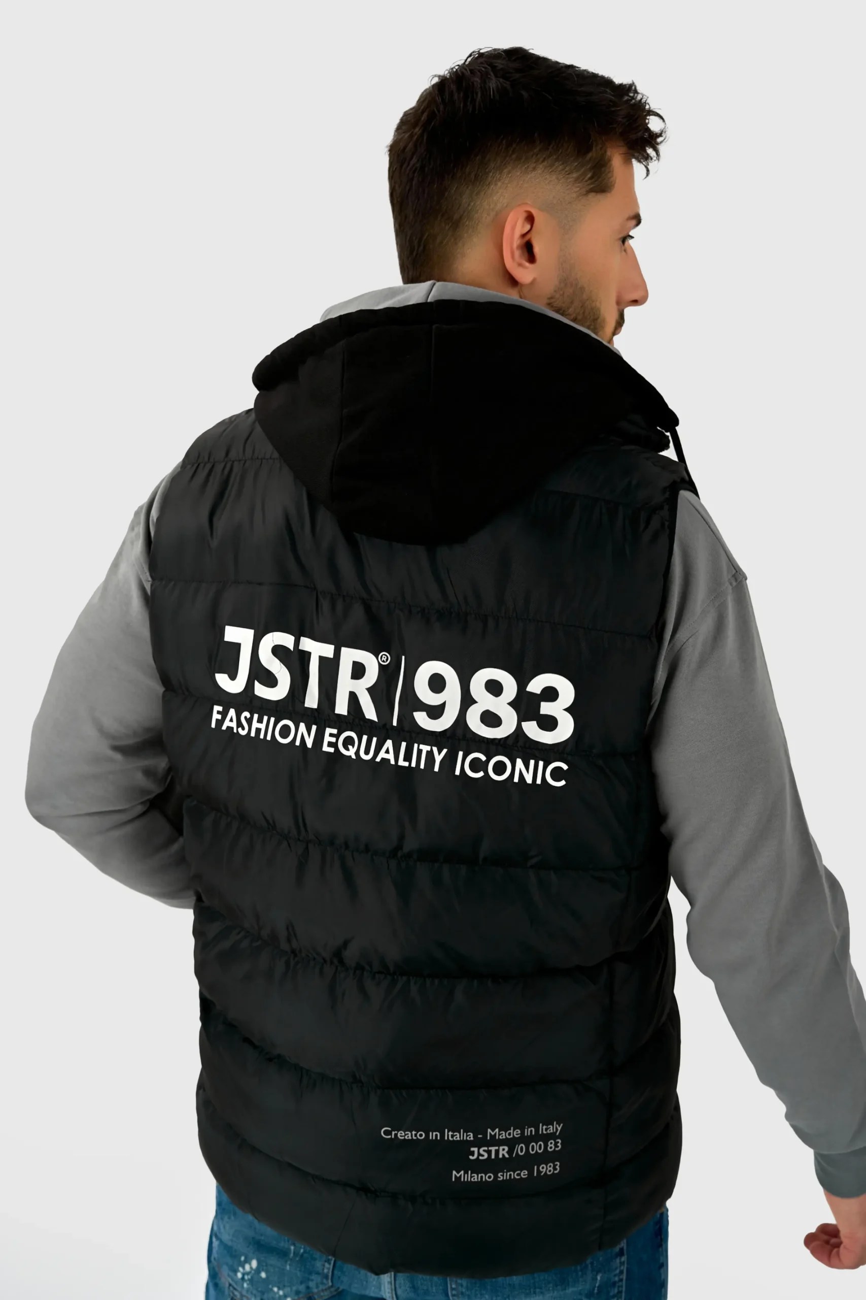 IKONIČNI BREZROKAVNIK JSTR S KAPUCO