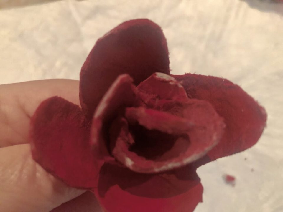 Let's make stunning wall decor on the budget! Egg carton roses tutorial. Elegant wall decor idea. How to make a rose out of egg carton 