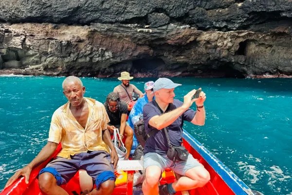 Boottocht naar de zeegrotten van Ribeira da Barca