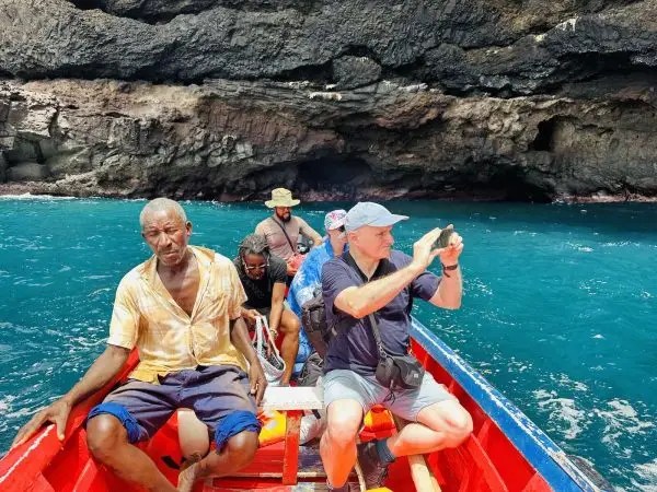 Boottocht naar de zeegrotten van Ribeira da Barca