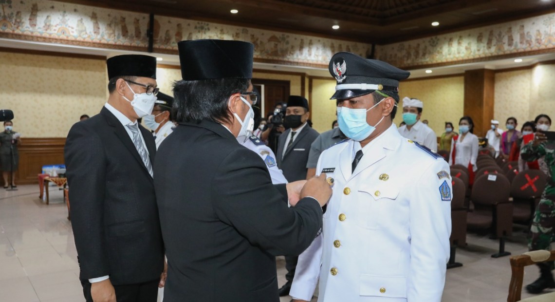 Bupati Giri Prasta Lantik 34 Perbekel, Komitmen Wujudkan Desa Berdikari dan Desa Mandiri