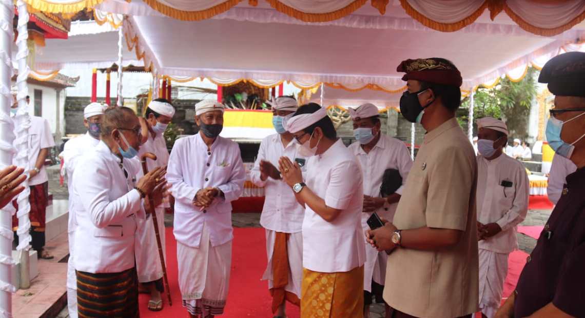 Hadiri Pengukuhan Bendesa dan Prajuru Desa Adat Tanjung Benoa, Plh Bupati Adi Arnawa Harapkan Terus Bersinergi Dengan Pemerintah