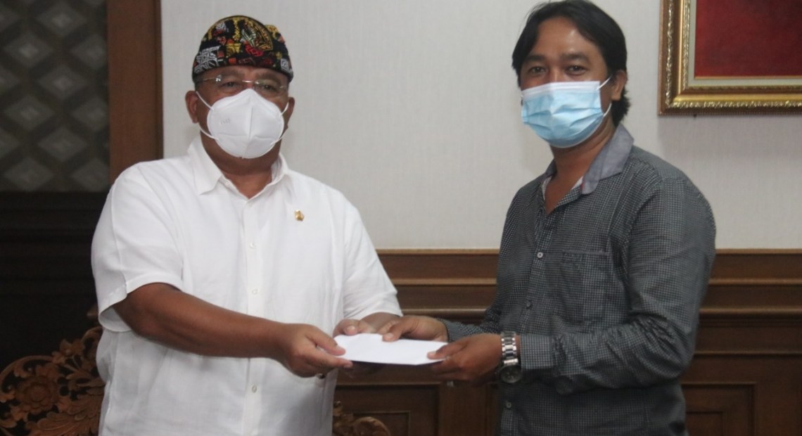 Konsisten Bantu Masyarakat, Putu Parwata Serahkan Bantuan Bagi Warga di Kecamatan Mengwi