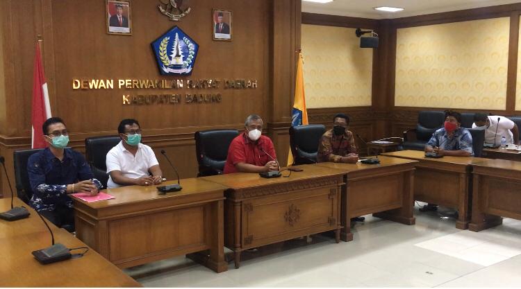 Beda Persepsi Model Pencoblosan di Pilkel, Masyarakat Desa Angantaka Temui Ketua DPRD Badung