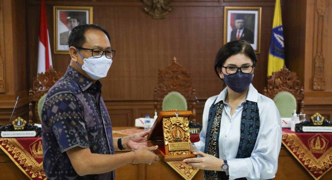 Wabup Suiasa saat menerima Kunjungan Kerja Spesifik rombongan Komisi IX DPR RI dan Kementerian Ketenagakerjaan di Puspem Badung, Jumat (26/3).