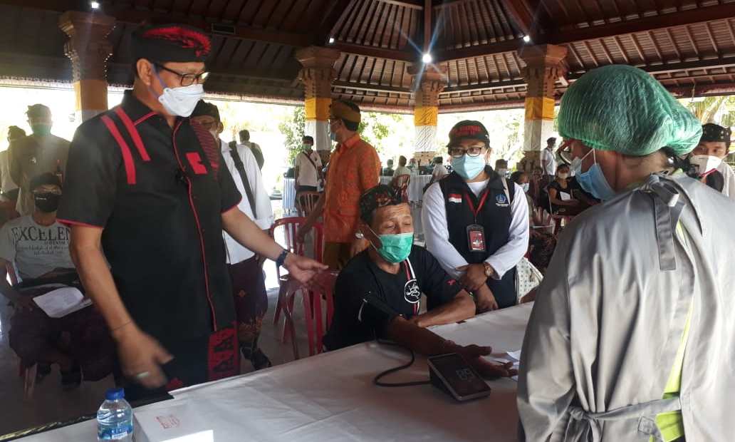 Wabup Suiasa Pantau Pelaksanaan Vaksinasi Covid-19 di Desa Dalung