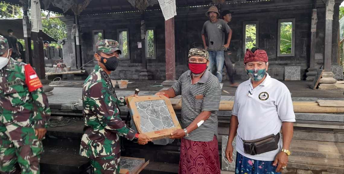 Dandim Klungkung Serahkan Bantuan Keramik Pangdam IX/Udayana Di Pura Desa Adat Akah