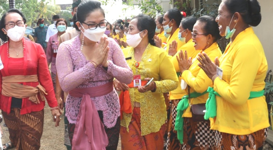 Peringati HLUN ke 25 Tahun 2021, Ny Wahyuni Rai Sanjaya Kunjungi dan Apresiasi Lansia di Kabupaten Tabanan
