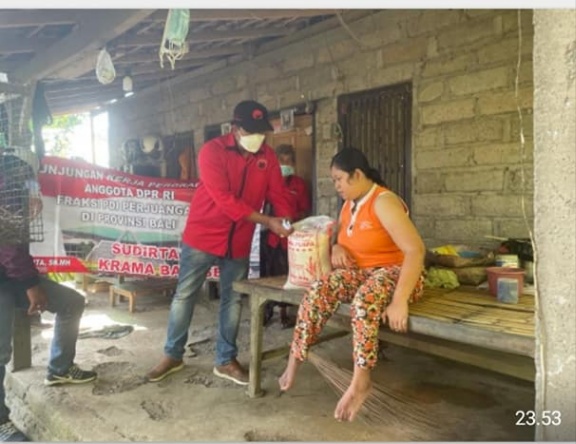Sudirta Terus ‘’Door to door’’ Kirim Bingkisan