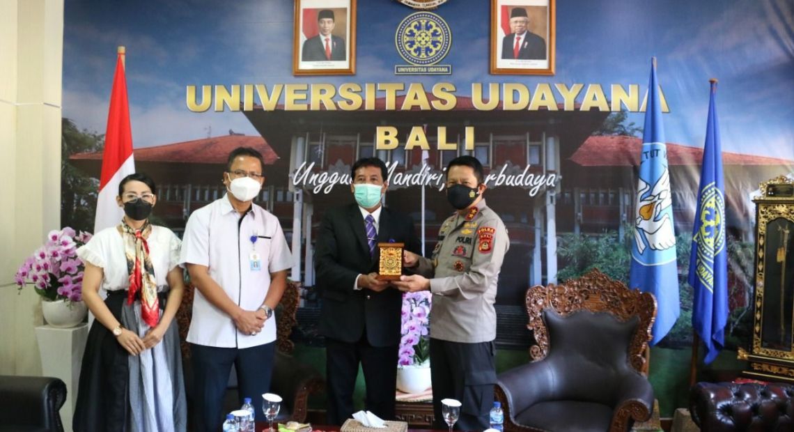 Kapolda Bali Apresiasi Kontribusi Unud Dalam Menyukseskan Program Vaksinasi Nasional