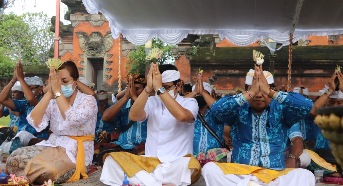 HUT Ke-16 Federasi Serikat Pekerja Bali, Diisi Dengan Persembahyangan Bersama Di Pura Lingga Bhuwana Puspem Badung