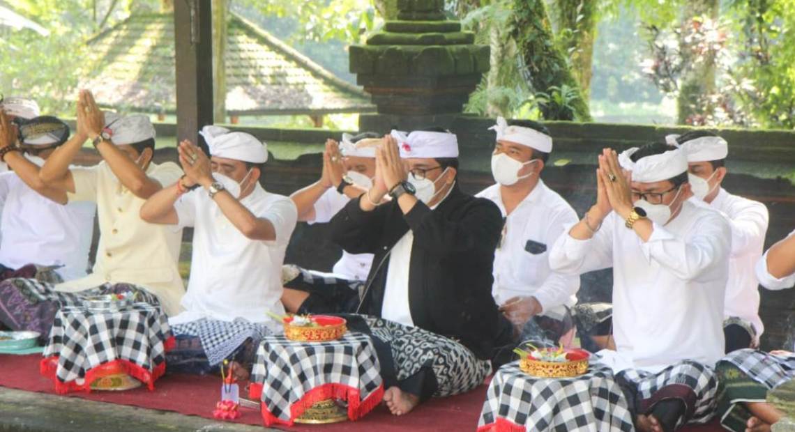 Bupati Bersama OPD Kompak Doakan Kerahayuan Jagad Di Pura Luhur Batukaru