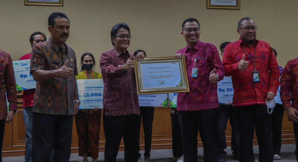 Bupati Giri Prasta Hadiri Penyerahan Santunan BPJamsostek dan Kartu Peserta BPJS Ketenagakerjaan-kabarbalihits