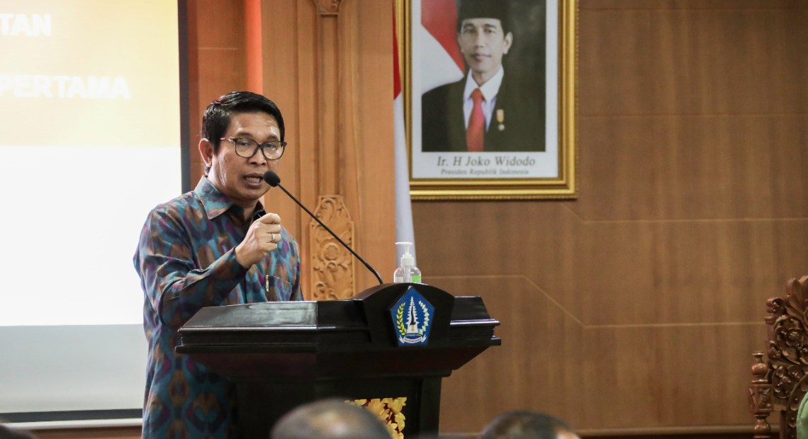 Sekda Adi Arnawa Serahkan SK Kepala Sekolah, Sebut Kepala Sekolah Sebagai Lokomotif Ekosistem Pendidikan-kabarbalihits