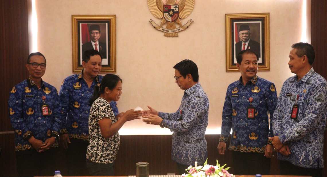Peringati HUT KORPRI Ke-51, Sekda Badung Adi Arnawa Serahkan Santunan Dana Kematian-kabarbalihits