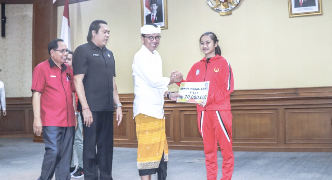 Badung Beri Penghargaan Kepada Atlet Berprestasi di Ajang Porprov Bali XV Tahun 2022-kabarbalihits