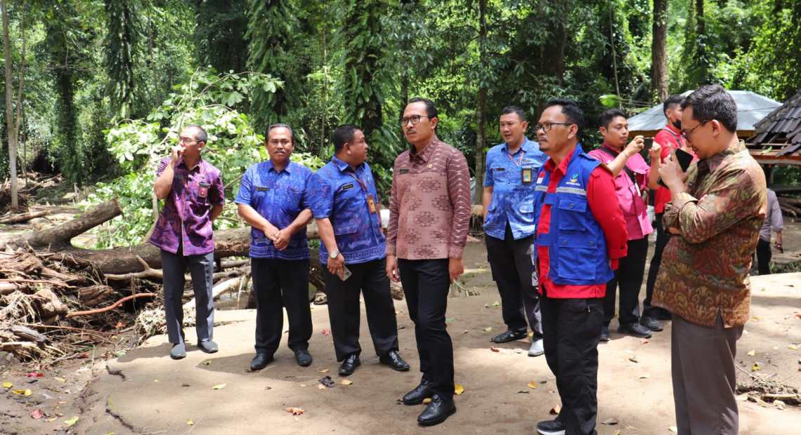 Tinjau Lokasi Banjir Bandang, Sekda Suyasa Juga Serahkan Bantuan Kepada Masyarakat