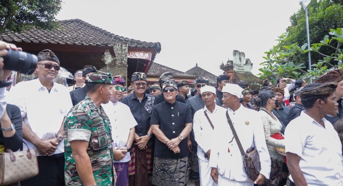 Bupati Giri Prasta Hadiri Pelebon Gusti Ngurah Alit Yudha