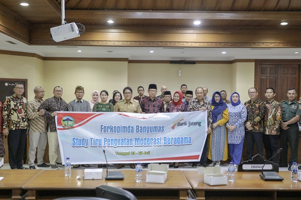Bupati Nyoman Giri Prasta didampingi Sekda I Wayan Adi Arnawa dan Ketua TP PKK Badung Nyonya Seniasih Giri Prasta menerima kunjungan studi komparasi rombongan Pemkab Banyumas di Ruang Kriya Gosana, Puspem Badung, Senin (24/7)-kabarbalihits