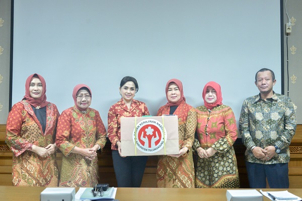 Ketua DWP Nyonya Rasniathi Adi Arnawa menerima kunjungan kerja Ketua DWP Kabupaten Tulungagung Provinsi Jawa Timur di Gedung Balai Budaya Giri Nata Mandala, Puspem Badung, Jumat (4/8)-kabarbalihits