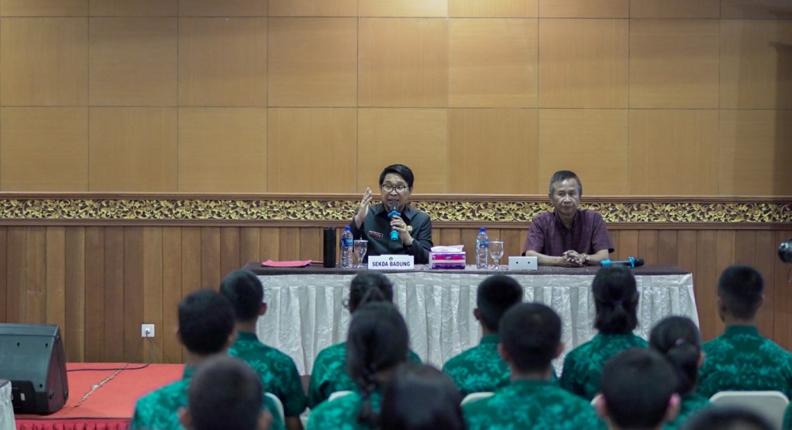 Sekda Adi Arnawa memberikan pengarahan kepada calon Paskibra Kabupaten Badung di Aula Hotel Made Bali, Rabu (9/8)