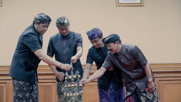 Wabup Ketut Suiasa secara resmi melepas peserta Utsawa Dharma Gita Duta Kabupaten Badung yang akan mengikuti Lomba UDG tingkat Provinsi Bali di ruang Kertha Gosana, Puspem Badung, Rabu (30/8)-kabarbalihits
