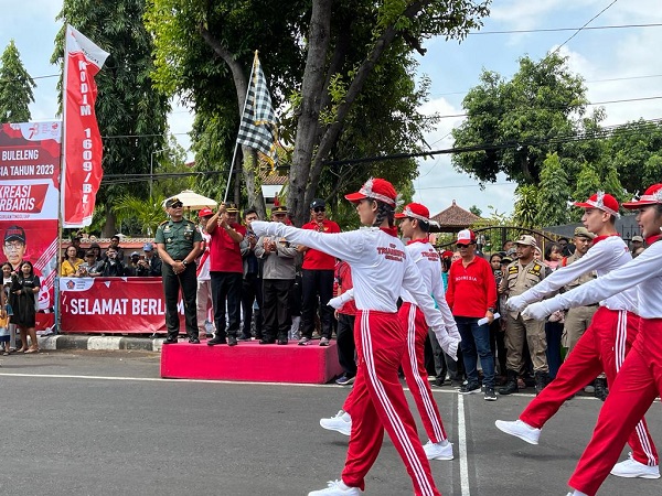PJ Bupati Buleleng Apresiasi Antusiasme Peserta Lomba Gerak Jalan Meriahkan HUT Proklamasi-kabarbalihits