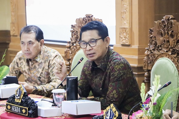 Sekda Wayan Adi Arnawa memimpin High Level Meeting Percepatan dan Perluasan Digitalisasi Daerah Kabupaten Badung di Ruang Pertemuan Kriya Gosana, Puspem Badung, Selasa (5/9)-kabarbalihits