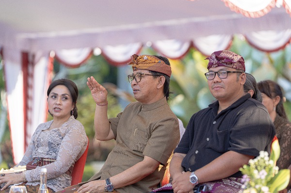Sekda Adi Arnawa saat membuka Lomba Penjor dan Gebogan “Bebadungan” di Puspem Badung, Jumat (20/10)-kabarbalihits