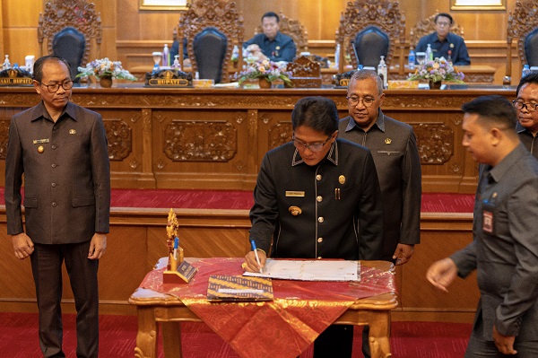 Bupati Giri Prasta saat penutupan Sidang Paripurna DPRD Badu di ruang Sidang Utama Gosana, Kantor DPRD Badung, Senin (16/10)-kabarbalihits
