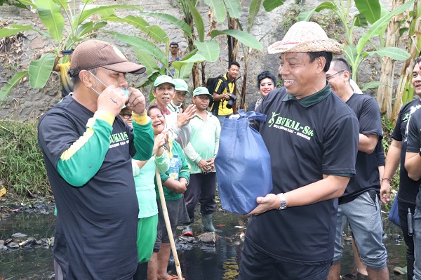 Antisipasi Banjir Musim Hujan, Lihadnyana Pimpin Bersih-bersih Kali di Buleleng-kabarbalihits