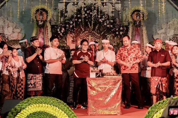 Bupati Badung I Nyoman Giri Prasta saat menghadiri Perayaan Hari Ulang Tahun Ke-37 Sekaa Truna Giri Saraswati, Banjar Jempanang, Desa Belok/Sidan, Sabtu (16/12)-kabarbalihits