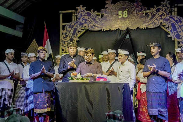 Sekda I Wayan Adi Arnawa menghadiri HUT ke-58 Tahun Sekaa Teruna Arsa Manu Abdi Dharma Banjar Muncan Kelurahan Kapal, Kecamatan Mengwi, di balai Banjar setempat, Senin (1/1/2024)-kabarbalihits