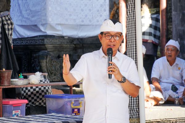 Sekda Adi Arnawa Hadiri Piodalan Pura Dalem Pande Majapahit-kabarbalihits