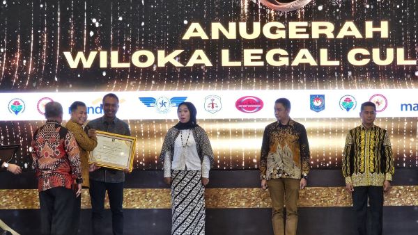 Camat Kuta Selatan menerima penghargaan Wiloka Legal Culture pada Malam Penganugerahan PJA 2024 di Jakarta Selatan, Sabtu (1/6/2024)-kabarbalihits