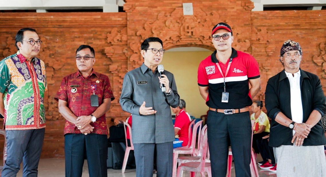 Sekda Adi Arnawa Pantau Pelaksanaan Pemeriksaan Katarak di Desa Baha-kabarbalihits