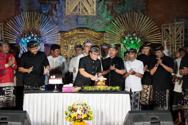 Bupati Giri Prasta Beri Motivasi Generasi Z di HUT Ke-49 ST. Dharma Guna, Banjar Brahmana, Sangeh-kabarbalihits