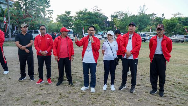 Sekda Adi Arnawa Lepas Jalan Sehat Porsenides Desa Tibubeneng 2024-kabarbalihits