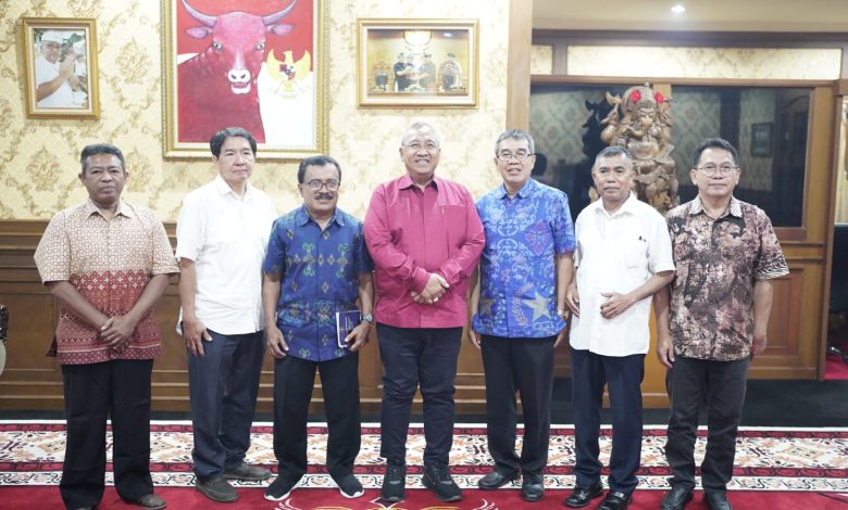 Ketua Sementara DPRD Kabupaten Badung Putu Parwata menerima audensi pengurus Stasi Santo Stefanus Tegaljaya Dalung, Selasa (17/9).