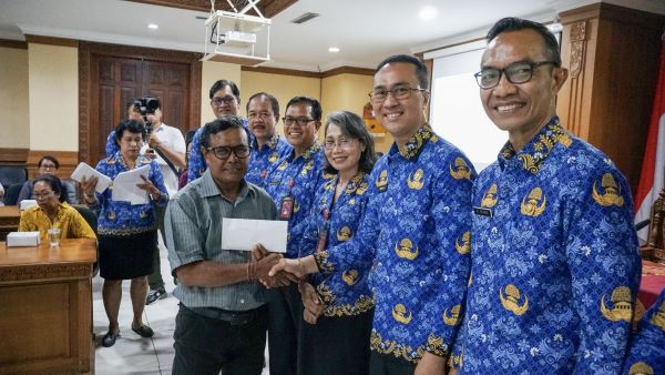 Penyerahan Santunan Pensiun dan Dana Kematian bagi Anggota KORPRI Pemkab Badung-kabarbalihits